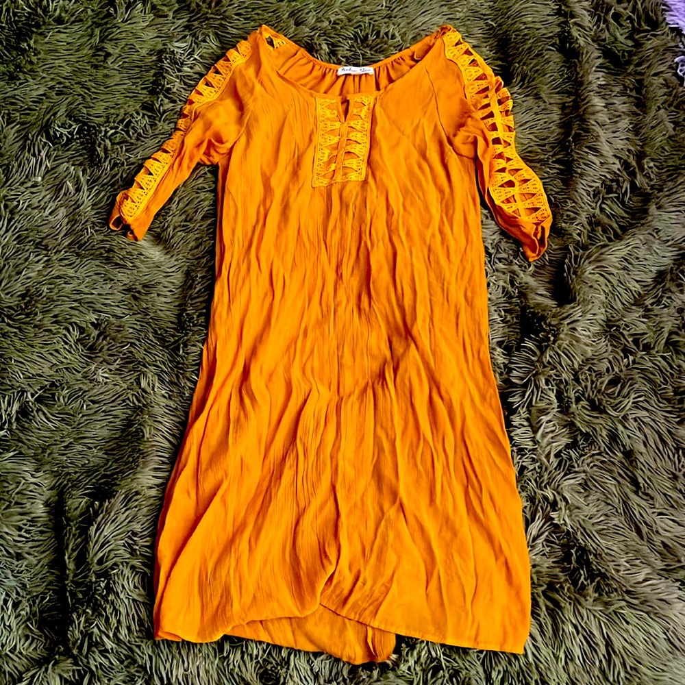 Gold dress w/ ingraved sleeves